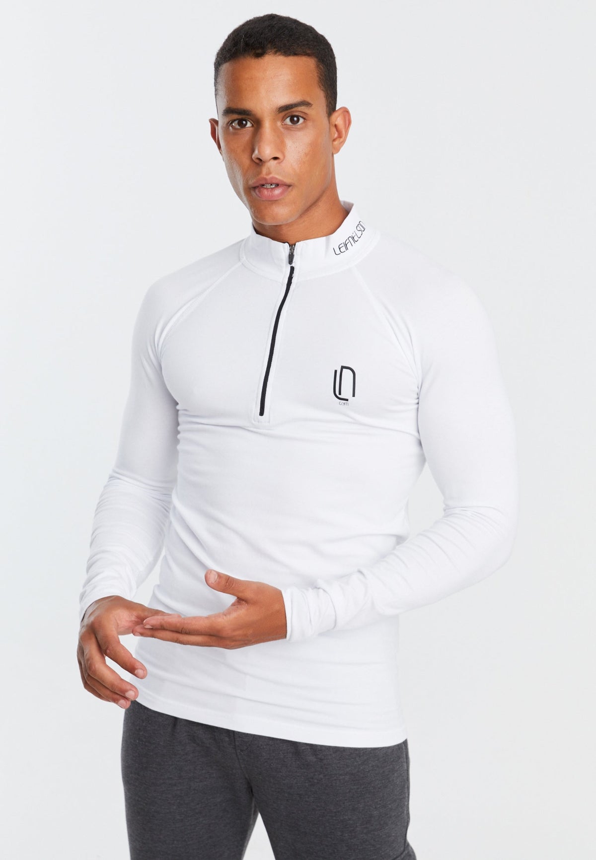 Leif Nelson Sportswear: weißes Gym-Oberteil mit Reißverschluss am Model